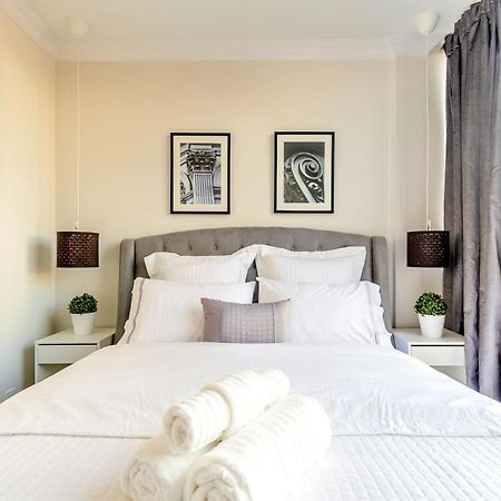 Modern Pet-Friendly Chinatown Apartment Торонто Екстериор снимка