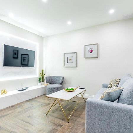 Modern Pet-Friendly Chinatown Apartment Торонто Екстериор снимка