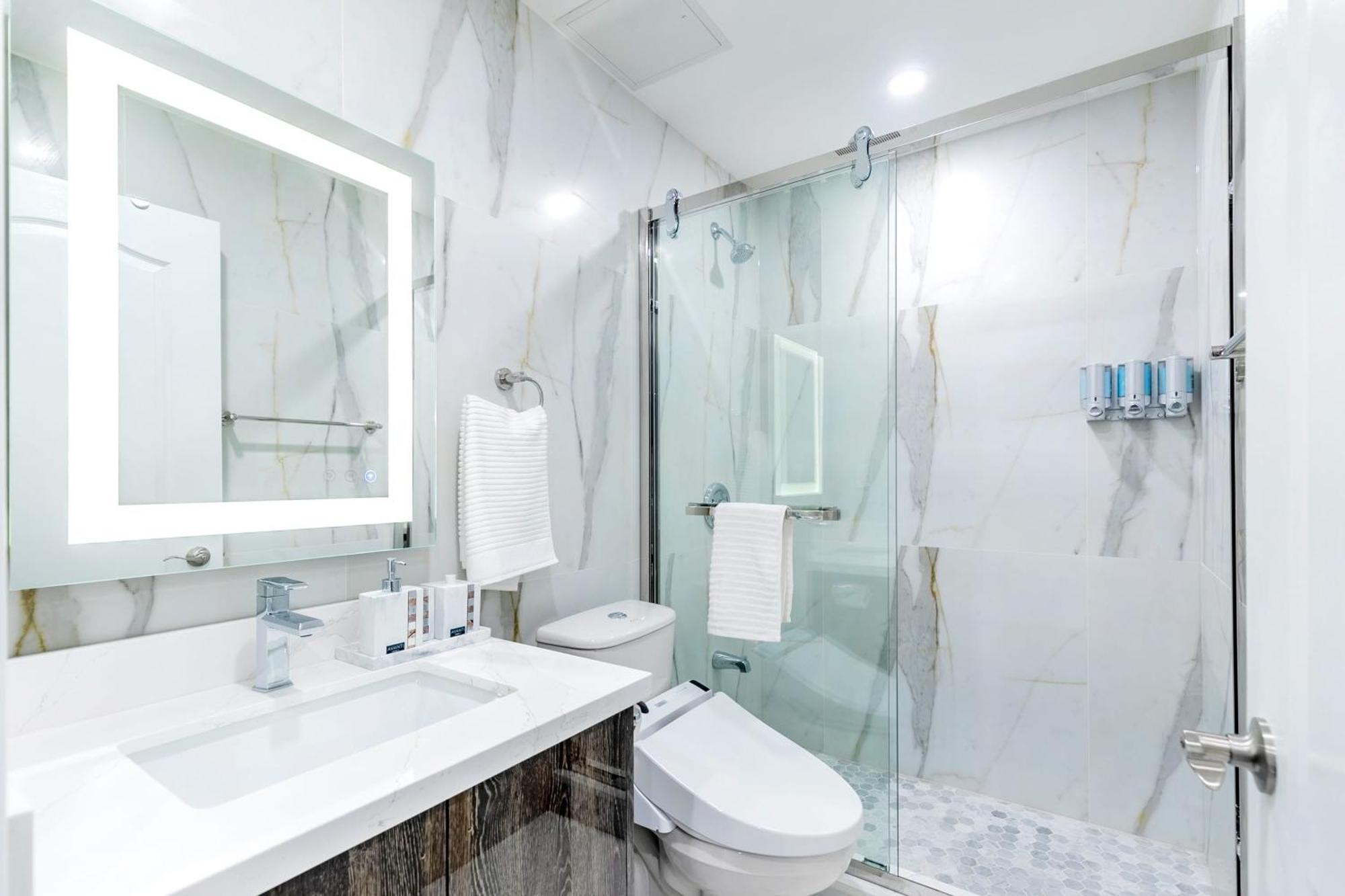 Modern Pet-Friendly Chinatown Apartment Торонто Екстериор снимка