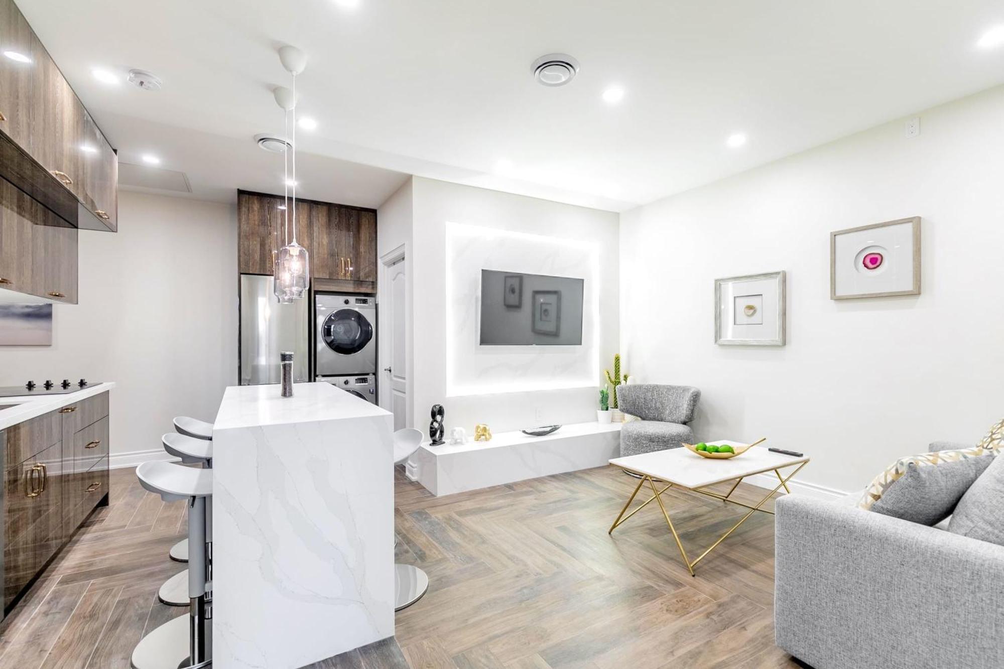 Modern Pet-Friendly Chinatown Apartment Торонто Екстериор снимка
