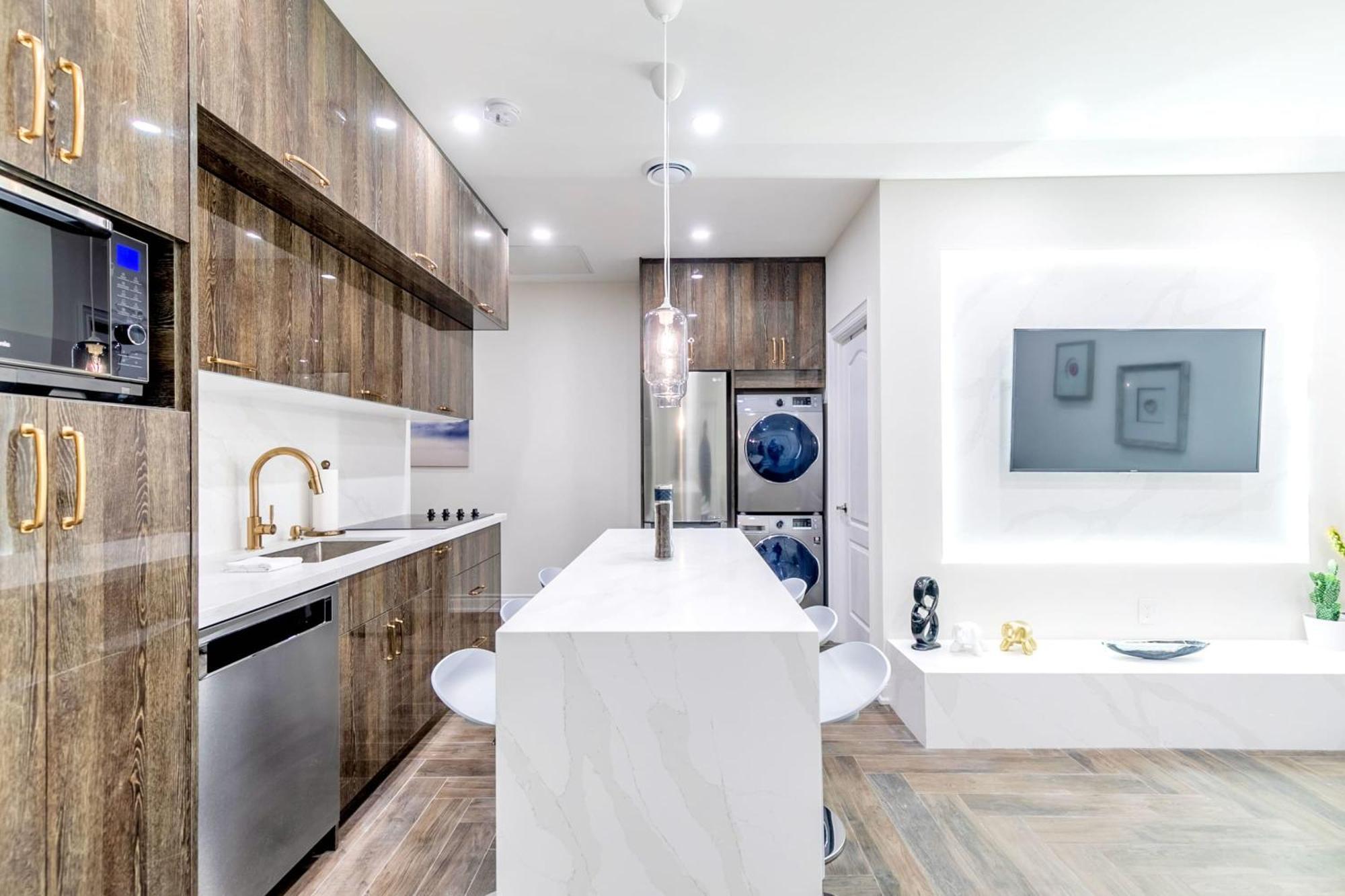 Modern Pet-Friendly Chinatown Apartment Торонто Екстериор снимка