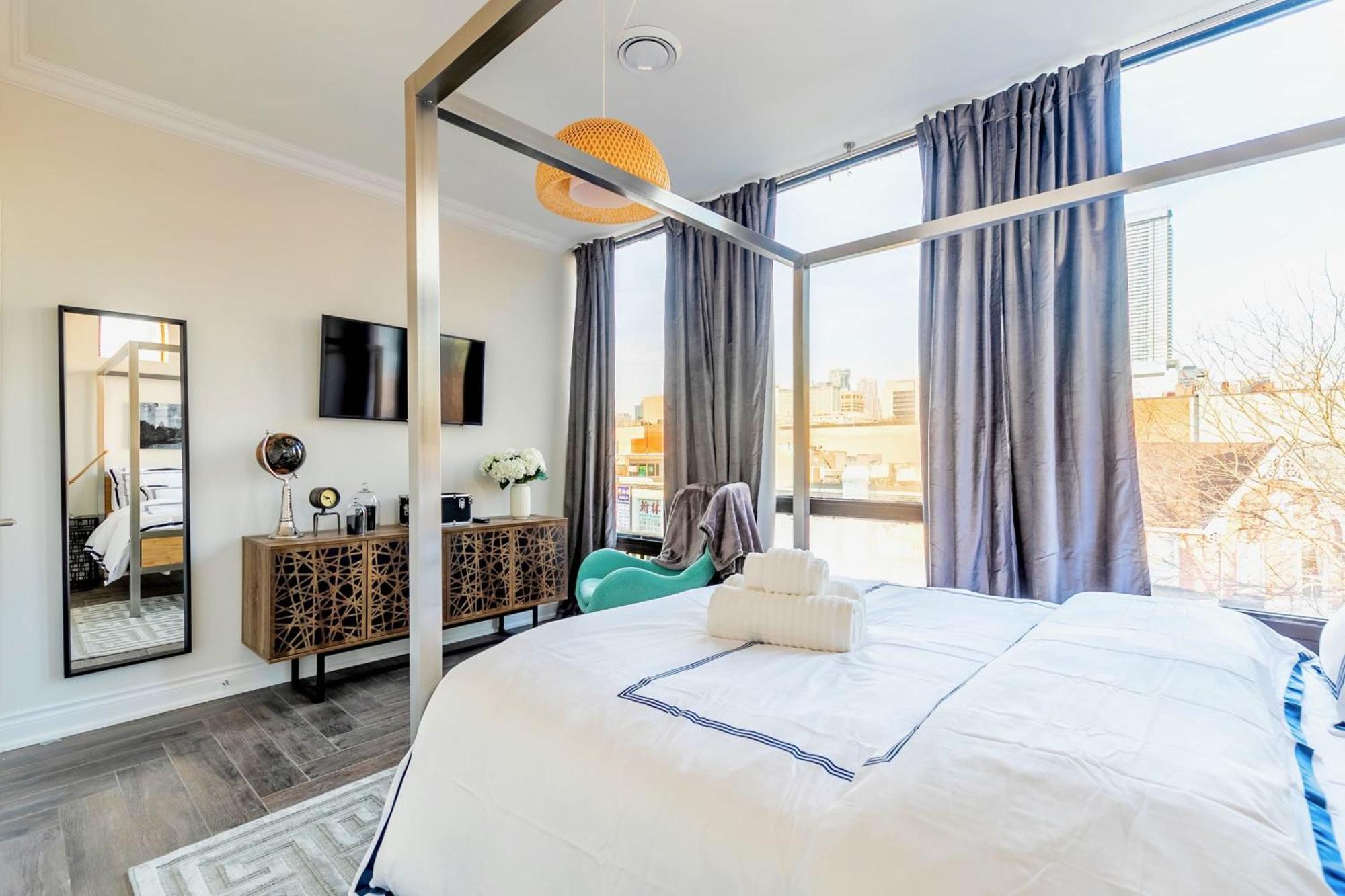 Modern Pet-Friendly Chinatown Apartment Торонто Екстериор снимка