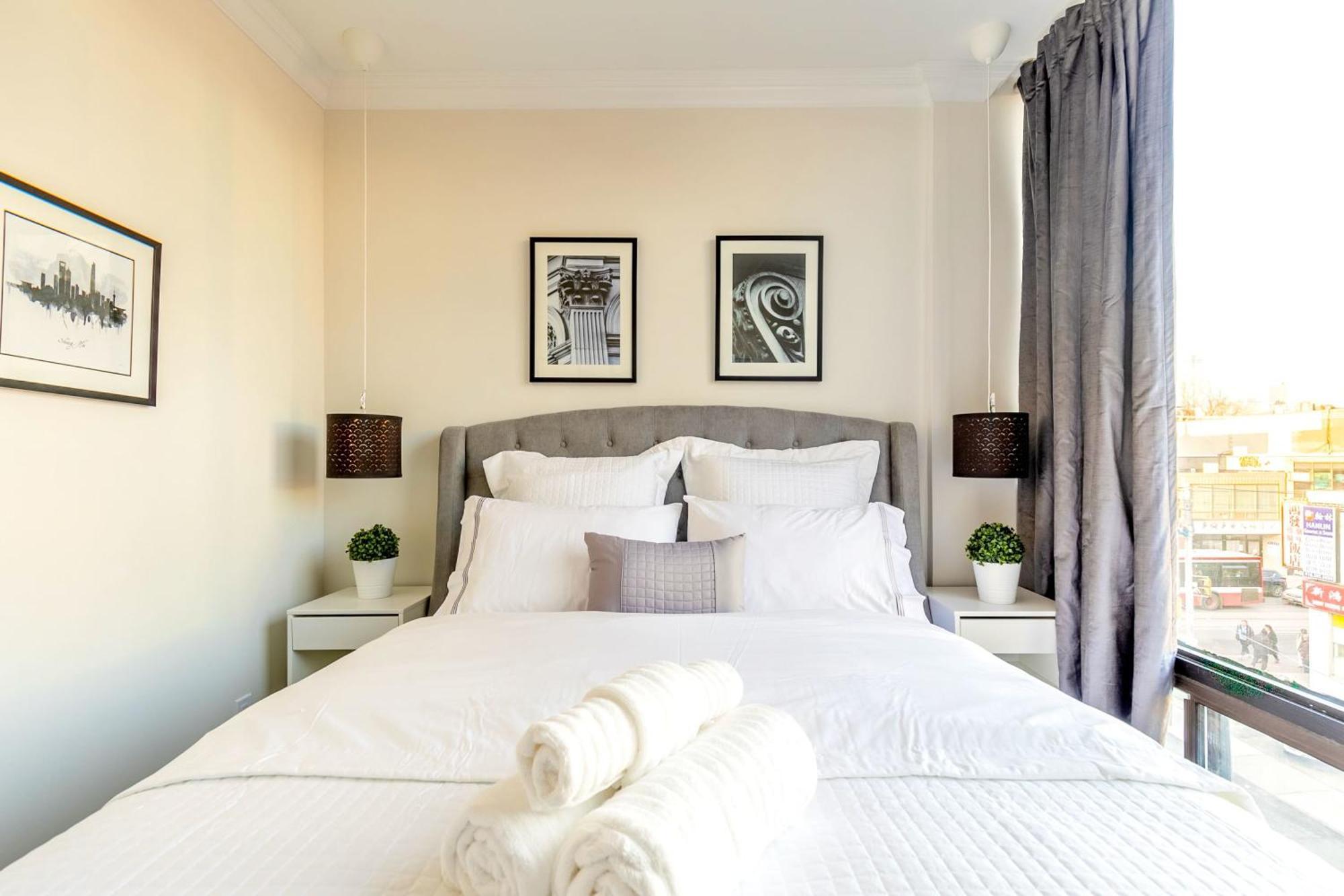 Modern Pet-Friendly Chinatown Apartment Торонто Екстериор снимка