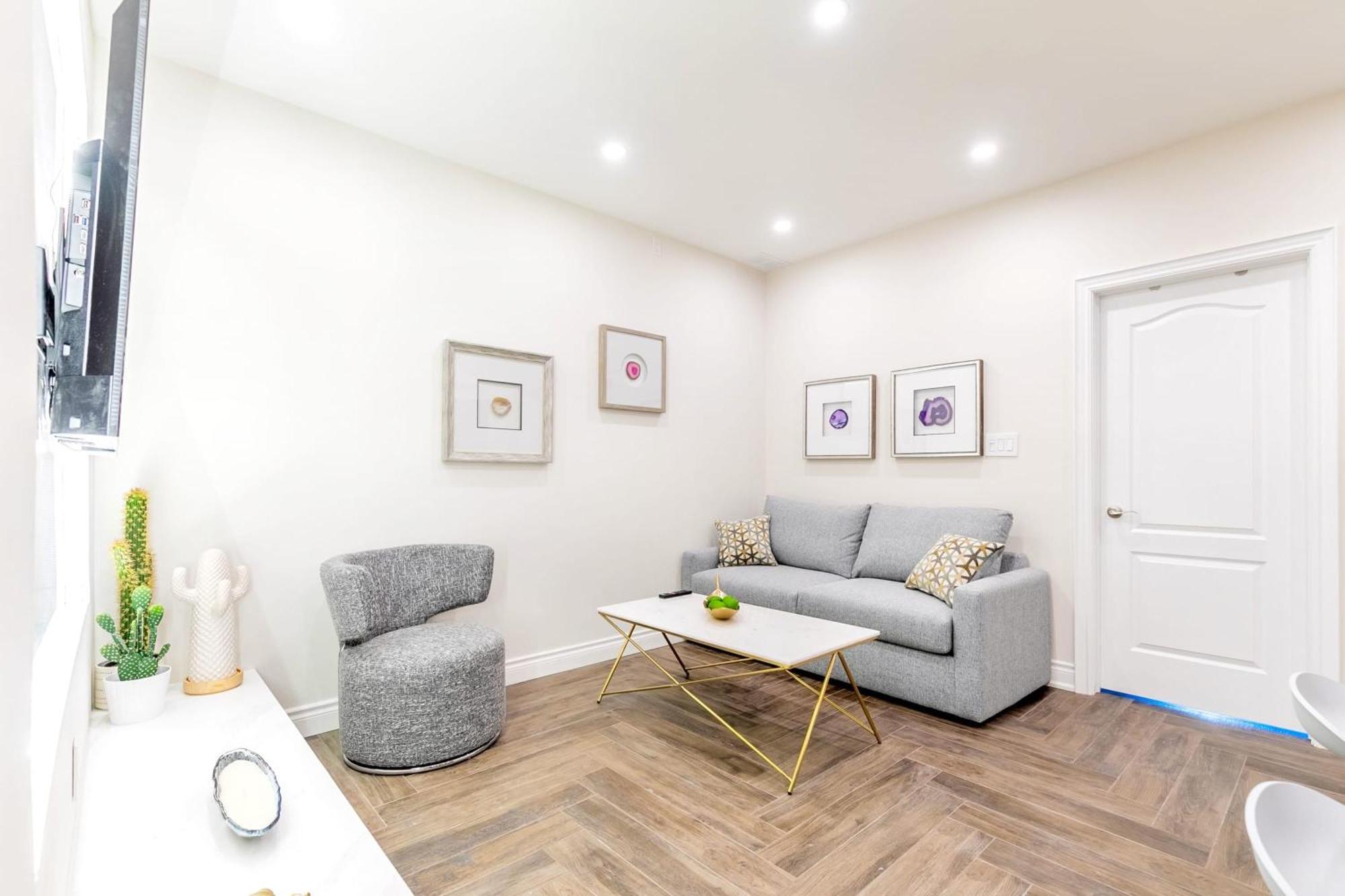 Modern Pet-Friendly Chinatown Apartment Торонто Екстериор снимка