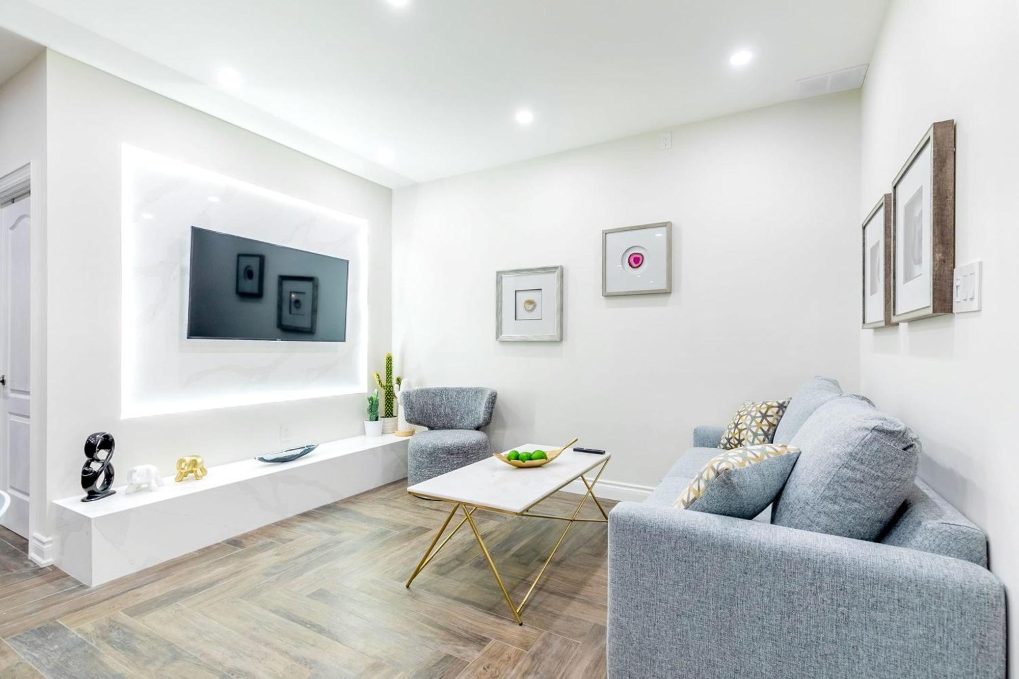 Modern Pet-Friendly Chinatown Apartment Торонто Екстериор снимка